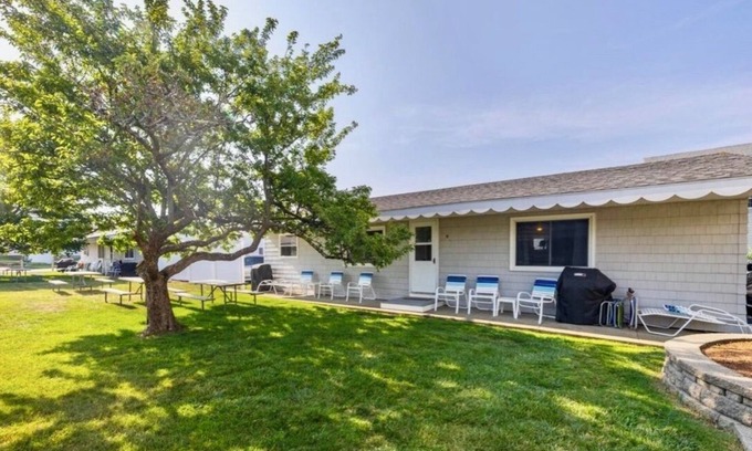 Ogunquit - Wells Eigentumswohnung | The Salty LadyBug 2BDRM condo steps from Crescent Beach. Sleeps up to six.