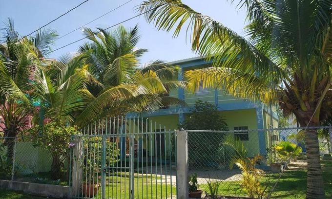 Caye Caulker Wohnung | The Sands Inn-Ground Floor with Pool