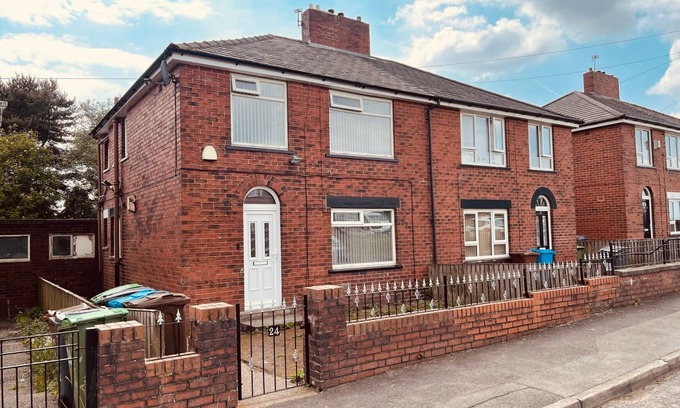 Oldham Haus | The Serene Stays - 3 Bed Home in Oldham Manchester