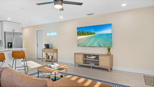 Cocoa Beach Wohnung | The Shark Tank Cocoa Beach - Beach Boho, Downtown, 5-Min Walk to Beach, Shops & Bars