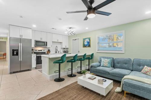 Cocoa Beach Wohnung | The Shark Tank Cocoa Beach - Margaritaville, Downtown, 5-Min Walk to Beach, Shops & Bars