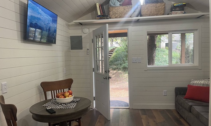 Newberg Hütte | The Shed@LivelyFarmnnA tiny house on the edge of everything in Newberg. nn