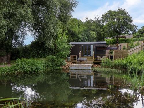 Middleton Cheney Haus | The Shepherds Hut at Bridge Lake Farm & Fishery