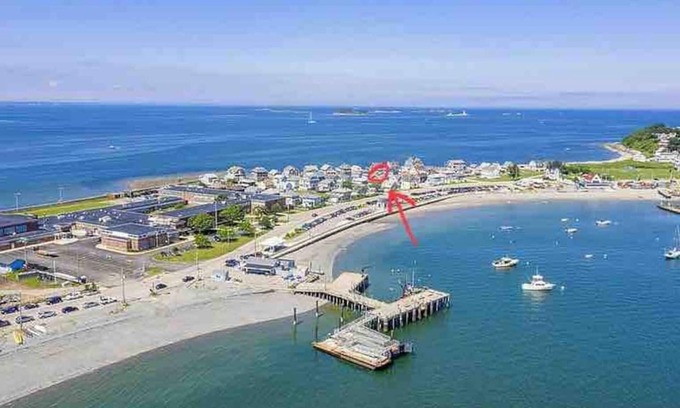 Hull Hütte | The Shore House, steps to the ocean meet crisp clean beach side retreat!