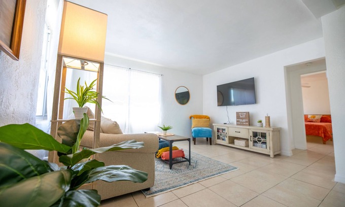 Melinda Cook Hütte | The Shores Beach Cottage - a Short Walk from the Sand - Daytona Beach Shores