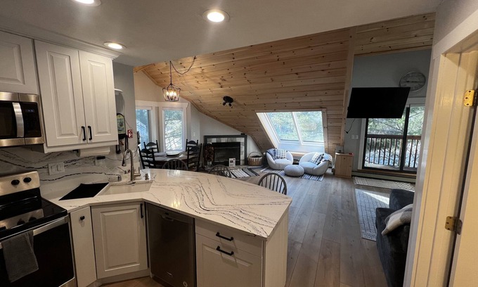 West Dover Eigentumswohnung | The Shred Chalet, Walk to Lifts and Ski-in!