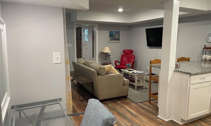 Chapel Hill Wohnung | The Snuggery: Light, new studio in charming Chapel Hill