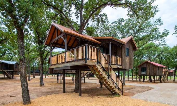 Elm Mott Wohnmobilvermietung | The Sparrow Treehouse 15 MIN to Magnolia & Baylor