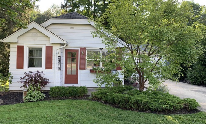 Huntsburg Hütte | The Sunshine Cottage of Chagrin Falls: Monthly Rental +