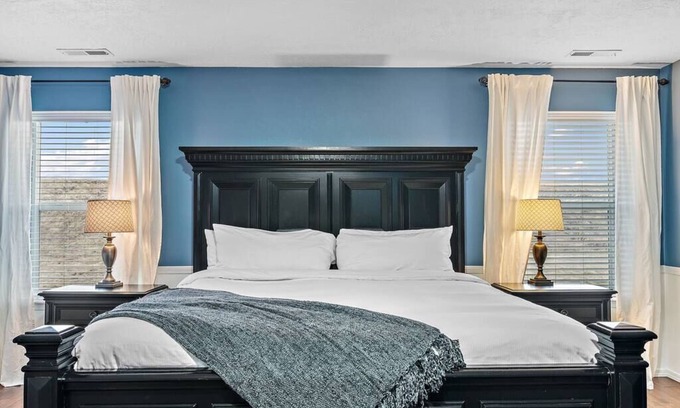 Southwest Ada County Alliance Haus | The Tangle by Host Boise - 4500sqft Boise Home| 9 Beds & Dual Master| 85" TV