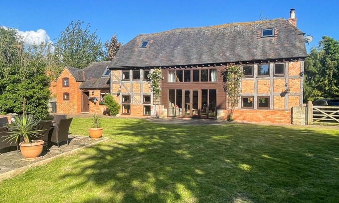 Sedgeberrow Haus | The Threshing Barn - Stunning 5 Bedroom Retreat!