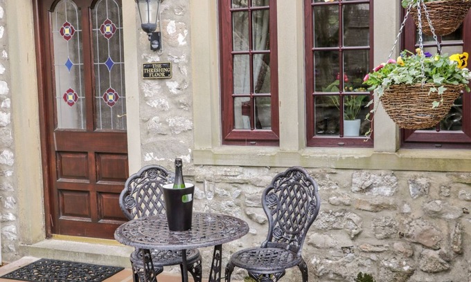 Malham Hütte | THE THRESHING FLOOR AT TENNANT BARN, pet friendly in Malham