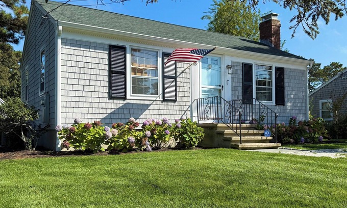 Dennis Port Haus | The Tinker Bell By The Sea ~ Charming 2-bedroom house in Dennisport w/AC