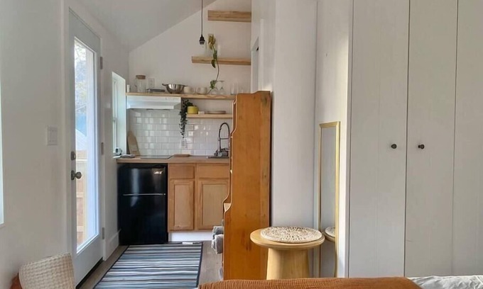 Blackshear-Prospect Hill Haus | The Tiny Suite . Walk to Austin's Favorites!