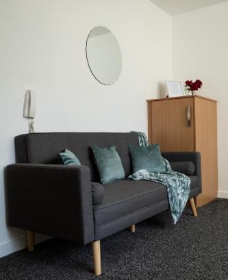 Old Trafford Wohnung | The Trafford Luxe , Garage Parking, Self Check-in Anytime - Perfect for Late Arrivals, Ultra- Fast Wi-Fi, 5 mins to Old Trafford Stadium