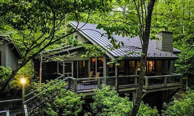 Victor Haus | The Tree House in the heart of the New River Gorge National Park