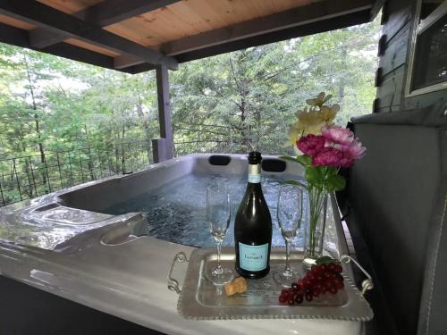Jamestown Haus | The Treehouse TN Honeymoon Cabin HOT TUB - in BSF!