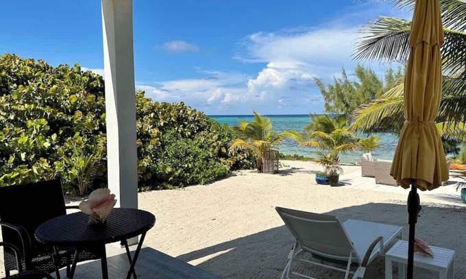 Colliers Bay Eigentumswohnung | The Tropical Breeze Oceanfront Studio Cottage in East End