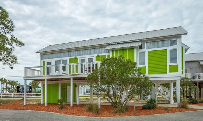 Carrabelle Hütte | "The Turtle Shell" 1BR/1BA 2022 FALL SPECIAL $150 PER NIGHT!