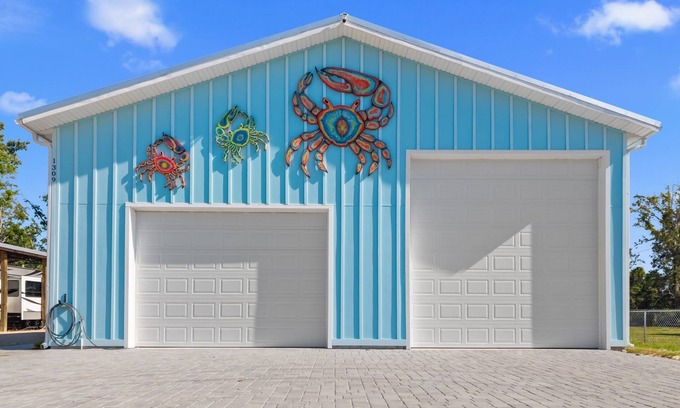 Steinhatchee Haus | The Twisted Fiddler -brand new home- sleeps 14 with optional boat slips