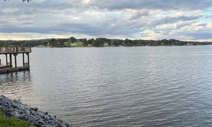 Hickory Hütte | “The View” Lake Front Cottage w/Hot tub