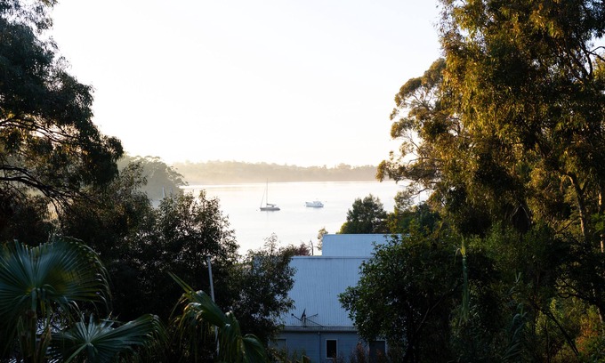 Metung Haus | The View, Metung. Cosy, Comfy, Pet friendly & breathtaking views of Bancroft Bay