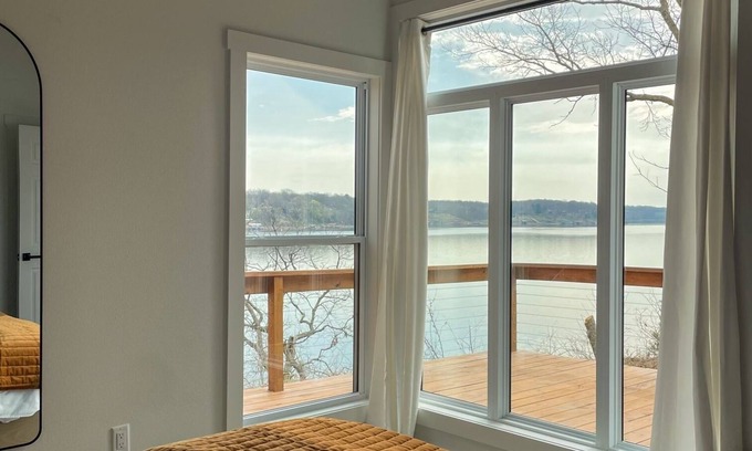 Grove Kabine | 'The View on Grand' Epic Lake Views Modern Luxury