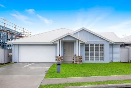 Dunbogan Haus | The Waybre - walk to the beach, ducted aircon