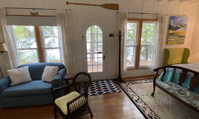 West Poland Hütte | Das Wee White Cottage auf dem Tripp Lake in Polen, Maine.