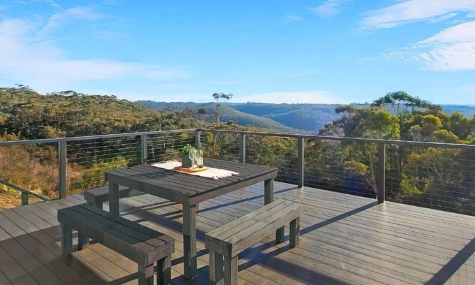 Wentworth Falls Haus | The Wentworth Backing Blue Mountains National Park