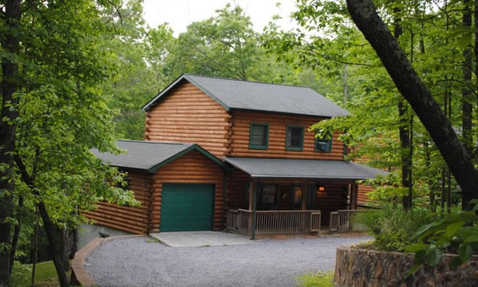 True Kabine | The West Virginian 3 storey log cabin in 10 acre wooded area adjacent to Pipestem State Park and Resort.