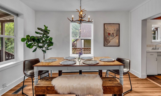 Kellogg Kabine | The Where We Roam Log Cabin - Walk to Town with Mountain Views!