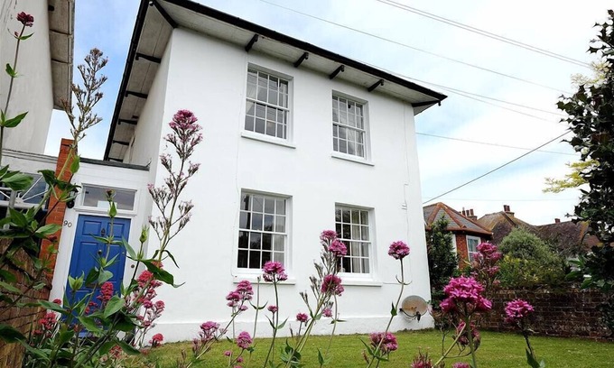 Bridport Haus | THE WHITE HOUSE, pet friendly, country holiday cottage in West Bay