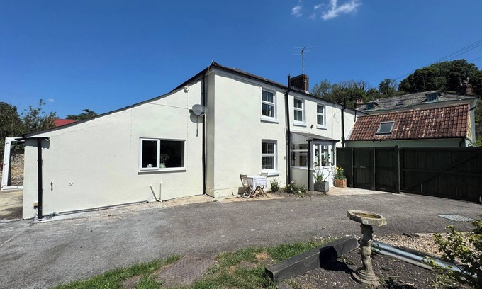 Dorchester Hütte | THE WHITE HOUSE, pet friendly, with a garden in Piddletrenthide