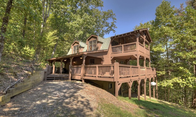 Ranger Kabine | Die Wolf Den Cabin bietet Platz für 6 Personen mit schönen Terrassen, Whirlpool, Kamin und Aussicht