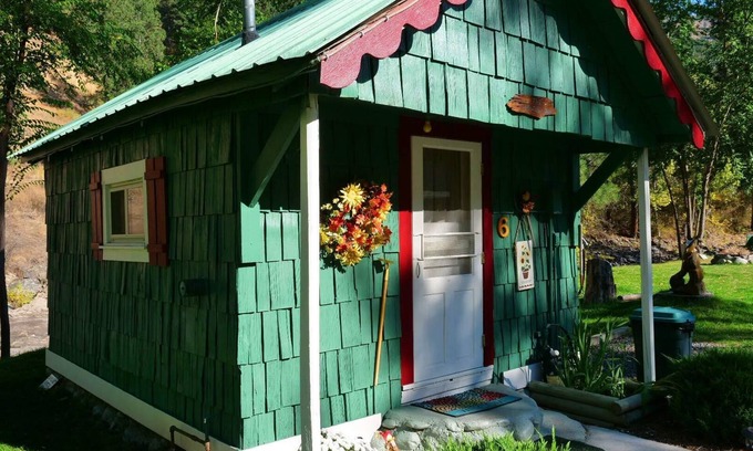 New Meadows Kabine | "The Writer's Den" - Cabin 6 - Private Deck Overlooking the River