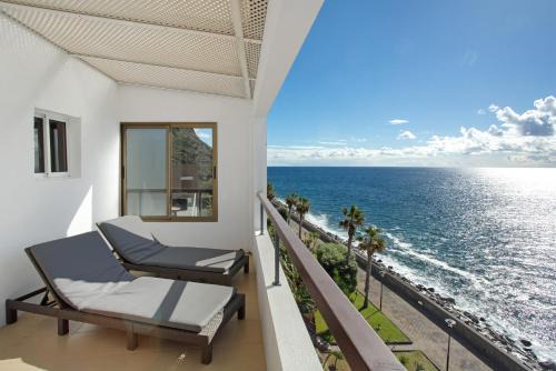 Jardim do Mar Haus | The Yellow House