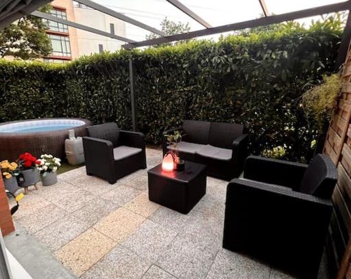 La Source Haus | The56 - Private Garden Jacuzzi and Private Parking