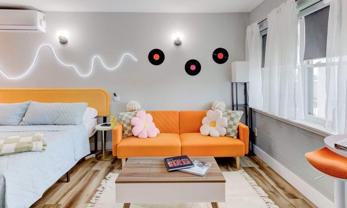 Medical District Wohnung | Themed Lux Loft with King Bed, Free Parking & Wi-Fi