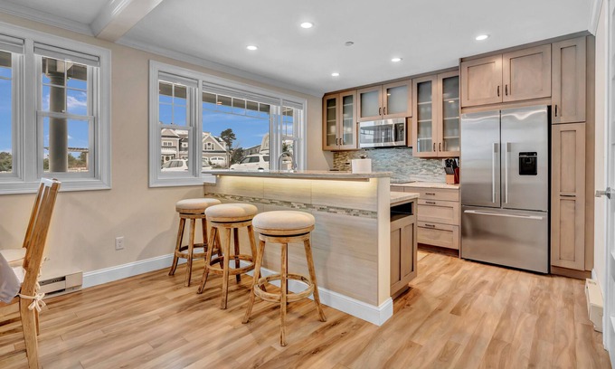 Pine Point Eigentumswohnung | These luxury condos are located directly on the white sands of Pine Point Beach