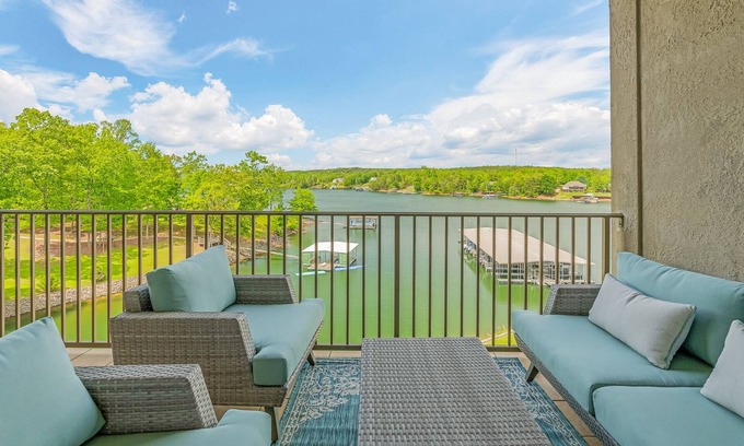Jasper Eigentumswohnung | Third floor! Includes a private boat slip. Community pool!