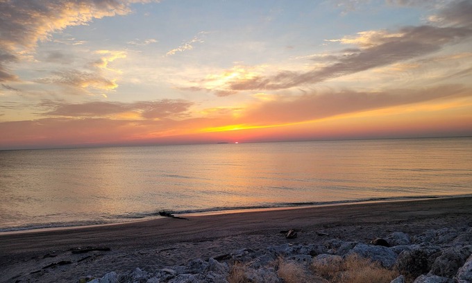 Curtice Hütte | Charming 3-bedroom cottage with WiFi and AC in fabulous Reno Beach.