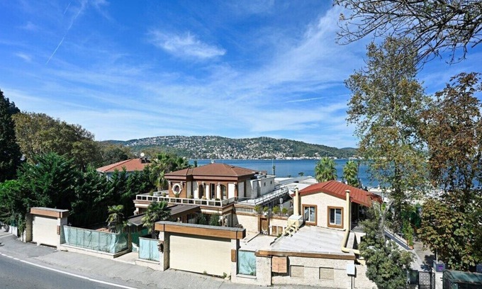 Sariyer Wohnung | This apartment is a 4 bedroom(s), 2 bathrooms, located in Sarıyer, İstanbul.