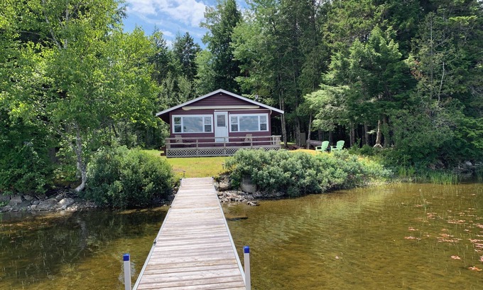 Northfield Kabine | This beautiful cottage is set back 25 feet from Bog Lake in Northfield, Maine!
