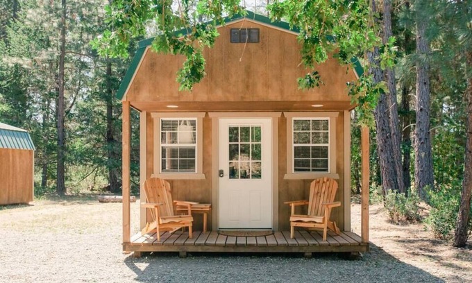 Cave Junction Kabine | This cabin is located in a campground/RV Park