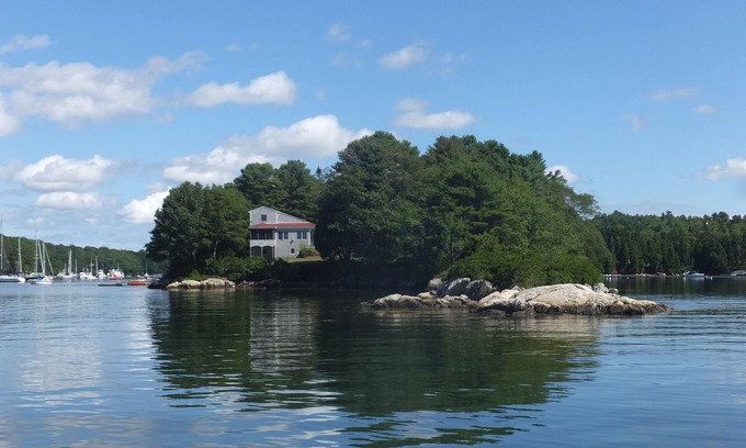 Sebascodegan Island Hütte | This cozy Maine cottage is the perfect location enjoying sunrises!