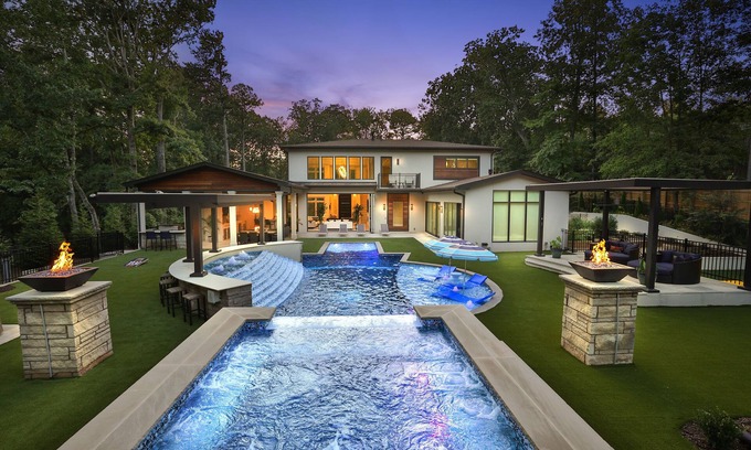 Sandy Springs Haus | This house is a 5 bedroom(s), 8 bathrooms, located in Atlanta, GA.