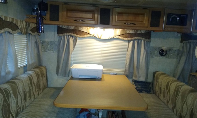 Boger City Haus | Dies ist ein sehr geräumiges Wohnmobil, das unter 2 großen Bäumen steht