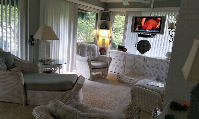 Birdsnest Haus | Thomas Inn Q 6 miles from Cape Charles - double room