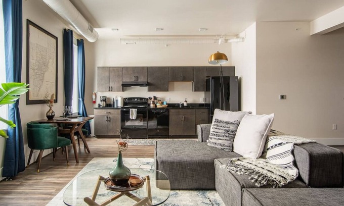 Ypsilanti Wohnung | Thompson 202 · Beautiful Luxury Loft - Heart of Depot Town